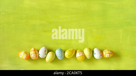 Uova di Pasqua mockup con spazio libero di copia, piatto di posa, stagionale adn holly concetto Foto Stock
