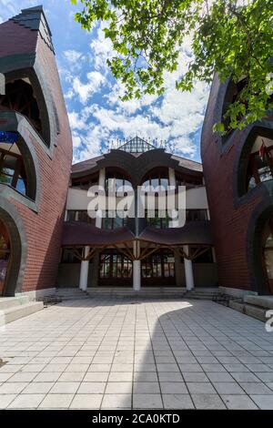 Arpad Vezer scuola di grammatica e dormitorio a Sarospatak, Ungheria di Imre Makovecz. Foto Stock