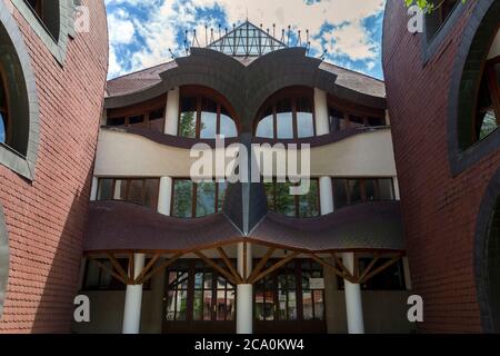 Arpad Vezer scuola di grammatica e dormitorio a Sarospatak, Ungheria di Imre Makovecz. Foto Stock