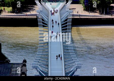 Il Millennium Bridge e il Tamigi dalla Cattedrale di St Paul Foto Stock
