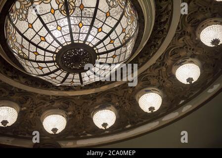 CABA, Buenos Aires / Argentina; 27 luglio 2019: Elegante lampada originale in stile art nouveau, particolare della Pasticceria del Mulino, Confetteria del mol Foto Stock
