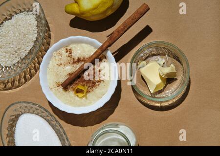 budino di riso con i suoi ingredienti su fondo marrone Foto Stock