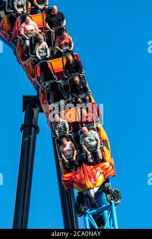 Montagne russe Taiga in azione al parco divertimenti Linnanmäki di Helsinki, Finlandia Foto Stock
