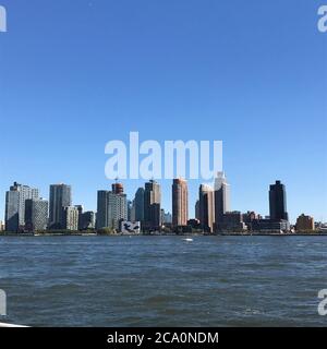 Vista della lunga città dell'isola Foto Stock
