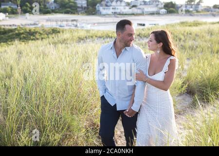 romantica coppia a piedi percorso spiaggia mano in mano Foto Stock