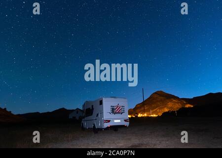 Motorhome parcheggiato sotto Via Lattea vicino Asturias, Spagna. Viaggio campervan modo lattiginoso. Foto Stock