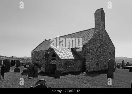 La Chiesa di San Baglan, Llanfaglan, Galles del Nord, è l'ultimo luogo di riposo di Lord Snowdon. Questa chiesa medievale risale al 13 ° secolo. Foto Stock