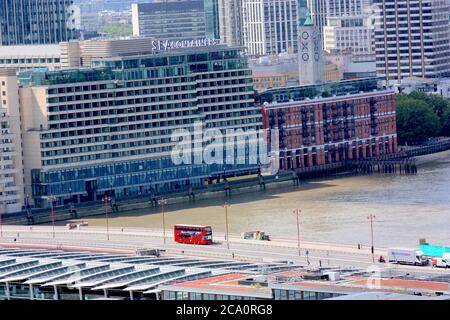 Lone autobus rosso di Londra sul ponte Blackfriars che attraversa il Tamigi, Londra Foto Stock