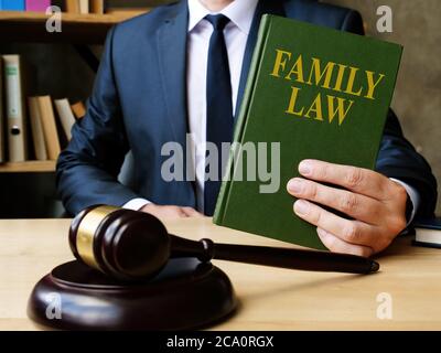 Avvocato mostra libro di legge di famiglia nel tribunale circa il divorzio. Foto Stock