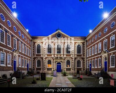 Bluecoat Liverpool - Bluecoat Arts Center - Grade i listed, Queen Anne Style. Il più antico edificio sopravvissuto nel centro di Liverpool, Inghilterra, costruito nel 1716-17. Foto Stock