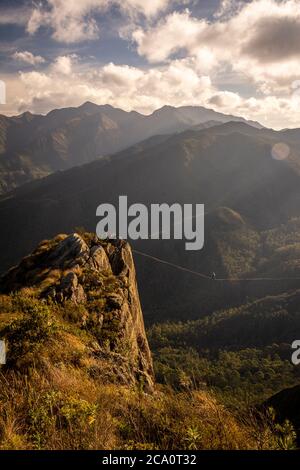 Bella vista per l'avventura highliner con grandi montagne sul retro, vicino Itatiaia, Serra da Mantiqueira, Rio de Janeiro, Brasile Foto Stock