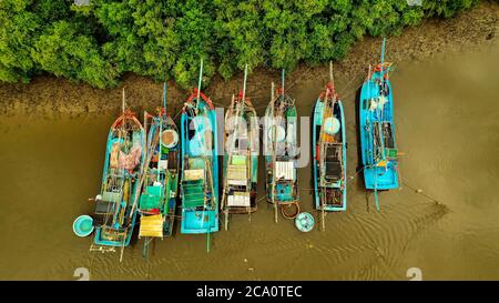 Colorate barche da pesca in legno sul fiume. Vista aerea o foto drone. Foto Stock