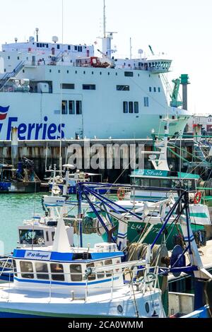 Traghetto e navi da pesca, porto di la Havre, le Havre, Senna Marittima, Normandia, Francia Foto Stock