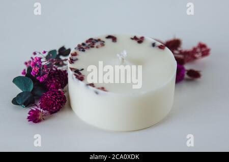 Candele profumate di cera di soia fatte a mano. Aromaterapia, decorazione, fiori secchi e candele profumate alla frutta. Pacchetto Eco, scatola di cartone. Foto Stock