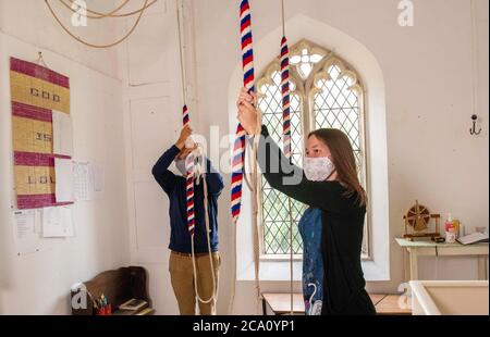 LA campana più antica del mondo è impostata per ding dong ancora in allegria presso la chiesa di San Pietro in West Tytherley. La campana risale al 1260 ed è la più antica del mondo, appesa a squilli a cerchio. Si trova nella torre della chiesa accanto ad altre due campane risalenti al 1399 e al 1725, ma non sono state ascoltate nella chiesa di San Pietro, West Tytherley fin dall'inizio della chiusura a chiave Pic mostra campane Gary Davies 56 e Charlotte Rimmington 28 anni che controllano le linee guida di allontanamento sociale per suonare le campane prima della domenica Foto Stock