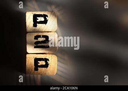 Abbreviazione P2P su blocchi di legno. Concetto aziendale peer-to-peer Foto Stock