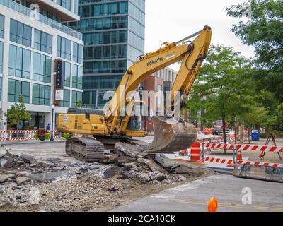 Un escavatore utilizzato per rompere il vecchio pavimento durante il Lake Street Reconstruction Project, Oak Park, Illinois. Foto Stock