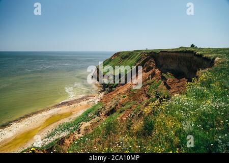 ODESSA, UCRAINA - MAGGIO, 20 2015: Persone che si levano in piedi sopra l'enorme frana sulla costa del Mar Nero Foto Stock