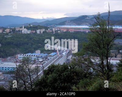 Genova, Italia. 3 agosto 2020. Genova. Giorno dell'inaugurazione del nuovo ponte di San Giorgio (ex Morandi), passaggio delle frecce tricolore (Riccardo Arata/Fotogramma, Genova - 2020-08-03) p.s. la foto e' utilizzabile nel messaggio del contenuto in cui e' stata attaccata, e senza intenzione di diffondere del decoro delle perspresentate Credit: One Agenzia fotografica indipendente/Alamy Live News Foto Stock