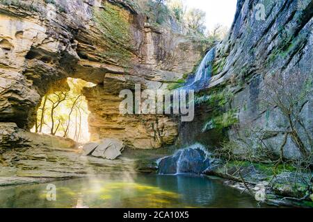 Luogo magico con una cascata e un ingresso di luce nel mezzo della roccia. Foto Stock