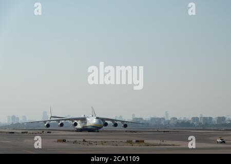 Tel Aviv, Israele. 3 agosto 2020. Un russo costruito Antonov AN-225 Mriya, che trasportano i camion militari degli Stati Uniti Oshkosh per essere dotati di sistemi di difesa missilistica Iron Dome, atterra in Israele. Il Ministero della Difesa israeliano si prepara a consegnare al Dipartimento della Difesa degli Stati Uniti due batterie a cupola di ferro per esigenze a breve termine di protezione antincendio indiretta per l'esercito degli Stati Uniti di difendere le truppe statunitensi contro una serie di minacce balistiche e aeree. L'AN-225 è il più grande velivolo mai prodotto con oltre 30 ruote, sei motori e un'apertura alare di 290 piedi. Credit: NIR Alon/Alamy Live News Foto Stock