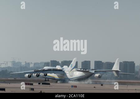 Tel Aviv, Israele. 3 agosto 2020. Un russo costruito Antonov AN-225 Mriya, che trasportano i camion militari degli Stati Uniti Oshkosh per essere dotati di sistemi di difesa missilistica Iron Dome, atterra in Israele. Il Ministero della Difesa israeliano si prepara a consegnare al Dipartimento della Difesa degli Stati Uniti due batterie a cupola di ferro per esigenze a breve termine di protezione antincendio indiretta per l'esercito degli Stati Uniti di difendere le truppe statunitensi contro una serie di minacce balistiche e aeree. L'AN-225 è il più grande velivolo mai prodotto con oltre 30 ruote, sei motori e un'apertura alare di 290 piedi. Credit: NIR Alon/Alamy Live News Foto Stock