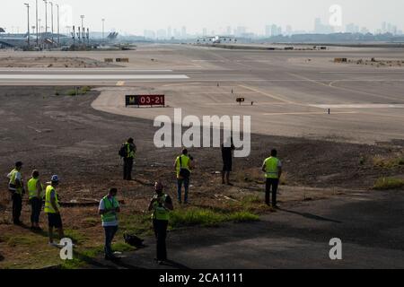 Tel Aviv, Israele. 3 agosto 2020. Un russo costruito Antonov AN-225 Mriya, che trasportano i camion militari degli Stati Uniti Oshkosh per essere dotati di sistemi di difesa missilistica Iron Dome, atterra in Israele. Il Ministero della Difesa israeliano si prepara a consegnare al Dipartimento della Difesa degli Stati Uniti due batterie a cupola di ferro per esigenze a breve termine di protezione antincendio indiretta per l'esercito degli Stati Uniti di difendere le truppe statunitensi contro una serie di minacce balistiche e aeree. L'AN-225 è il più grande velivolo mai prodotto con oltre 30 ruote, sei motori e un'apertura alare di 290 piedi. Credit: NIR Alon/Alamy Live News Foto Stock