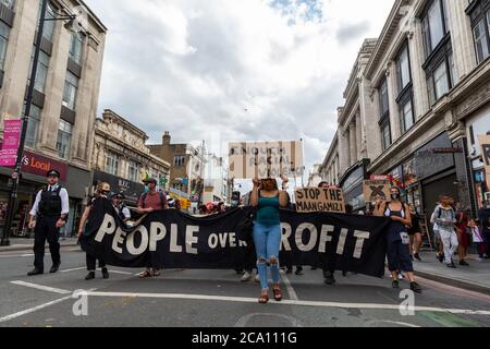 I manifestanti della ribellione per l'estinzione durante il giorno dell'emancipazione di Afrikan marzo, Brixton, Londra, 1 agosto 2020 Foto Stock