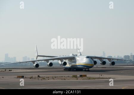 Tel Aviv, Israele. 3 agosto 2020. Un russo costruito Antonov AN-225 Mriya, che trasportano i camion militari degli Stati Uniti Oshkosh per essere dotati di sistemi di difesa missilistica Iron Dome, atterra in Israele. Il Ministero della Difesa israeliano si prepara a consegnare al Dipartimento della Difesa degli Stati Uniti due batterie a cupola di ferro per esigenze a breve termine di protezione antincendio indiretta per l'esercito degli Stati Uniti di difendere le truppe statunitensi contro una serie di minacce balistiche e aeree. L'AN-225 è il più grande velivolo mai prodotto con oltre 30 ruote, sei motori e un'apertura alare di 290 piedi. Credit: NIR Alon/Alamy Live News Foto Stock