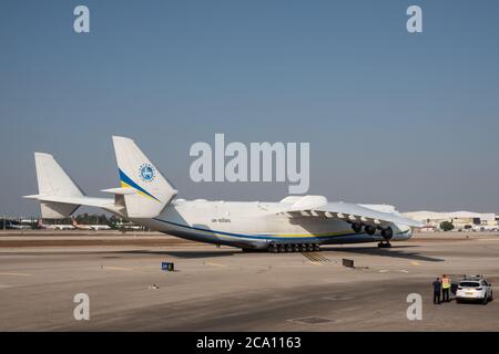 Tel Aviv, Israele. 3 agosto 2020. Un russo costruito Antonov AN-225 Mriya, che trasportano i camion militari degli Stati Uniti Oshkosh per essere dotati di sistemi di difesa missilistica Iron Dome, atterra in Israele. Il Ministero della Difesa israeliano si prepara a consegnare al Dipartimento della Difesa degli Stati Uniti due batterie a cupola di ferro per esigenze a breve termine di protezione antincendio indiretta per l'esercito degli Stati Uniti di difendere le truppe statunitensi contro una serie di minacce balistiche e aeree. L'AN-225 è il più grande velivolo mai prodotto con oltre 30 ruote, sei motori e un'apertura alare di 290 piedi. Credit: NIR Alon/Alamy Live News Foto Stock