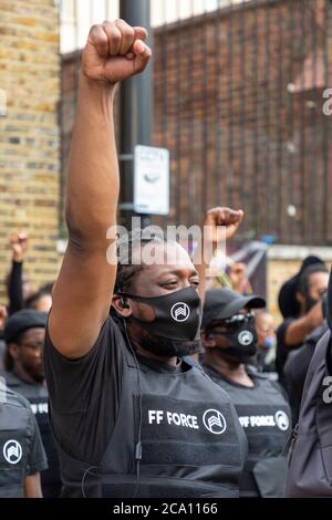 Membro della famiglia Forever durante il giorno dell'emancipazione di Afrikan marzo, Brixton, Londra, 1 agosto 2020 Foto Stock