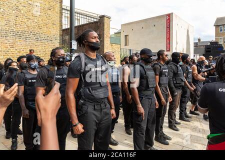 Membri della Famiglia Forever durante il giorno dell'emancipazione di Afrikan marzo, Brixton, Londra, 1 agosto 2020 Foto Stock