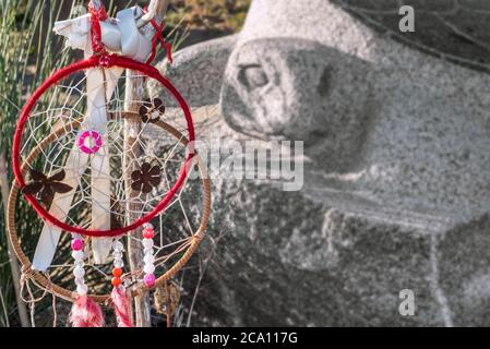 Dreamcatchers alla scultura di tartaruga di granito Scarlett, onorando tutti i soldati nativi americani che atterrarono su Omaha Beach, 6 giugno 1944, Normandia, Francia Foto Stock