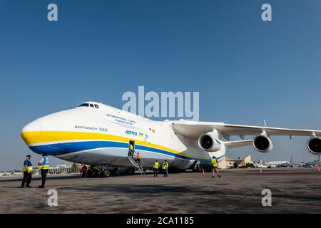 Tel Aviv, Israele. 3 agosto 2020. Un russo costruito Antonov AN-225 Mriya, che trasportano i camion militari degli Stati Uniti Oshkosh per essere dotati di sistemi di difesa missilistica Iron Dome, atterra in Israele. Il Ministero della Difesa israeliano si prepara a consegnare al Dipartimento della Difesa degli Stati Uniti due batterie a cupola di ferro per esigenze a breve termine di protezione antincendio indiretta per l'esercito degli Stati Uniti di difendere le truppe statunitensi contro una serie di minacce balistiche e aeree. L'AN-225 è il più grande velivolo mai prodotto con oltre 30 ruote, sei motori e un'apertura alare di 290 piedi. Credit: NIR Alon/Alamy Live News Foto Stock