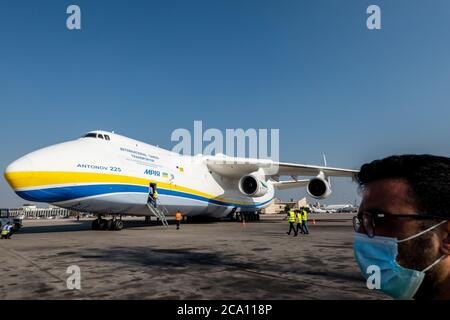 Tel Aviv, Israele. 3 agosto 2020. Un russo costruito Antonov AN-225 Mriya, che trasportano i camion militari degli Stati Uniti Oshkosh per essere dotati di sistemi di difesa missilistica Iron Dome, atterra in Israele. Il Ministero della Difesa israeliano si prepara a consegnare al Dipartimento della Difesa degli Stati Uniti due batterie a cupola di ferro per esigenze a breve termine di protezione antincendio indiretta per l'esercito degli Stati Uniti di difendere le truppe statunitensi contro una serie di minacce balistiche e aeree. L'AN-225 è il più grande velivolo mai prodotto con oltre 30 ruote, sei motori e un'apertura alare di 290 piedi. Credit: NIR Alon/Alamy Live News Foto Stock