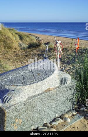 Dreamcatchers alla scultura di tartaruga di granito Scarlett, onorando tutti i soldati nativi americani che atterrarono su Omaha Beach, 6 giugno 1944, Normandia, Francia Foto Stock