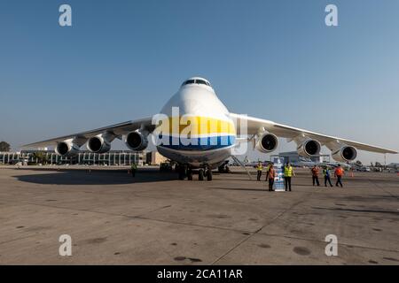 Tel Aviv, Israele. 3 agosto 2020. Un russo costruito Antonov AN-225 Mriya, che trasportano i camion militari degli Stati Uniti Oshkosh per essere dotati di sistemi di difesa missilistica Iron Dome, atterra in Israele. Il Ministero della Difesa israeliano si prepara a consegnare al Dipartimento della Difesa degli Stati Uniti due batterie a cupola di ferro per esigenze a breve termine di protezione antincendio indiretta per l'esercito degli Stati Uniti di difendere le truppe statunitensi contro una serie di minacce balistiche e aeree. L'AN-225 è il più grande velivolo mai prodotto con oltre 30 ruote, sei motori e un'apertura alare di 290 piedi. Credit: NIR Alon/Alamy Live News Foto Stock