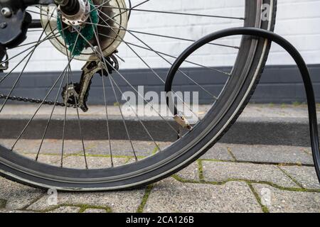 gonfiare lo pneumatico sgonfio della bicicletta con un tubo Foto Stock