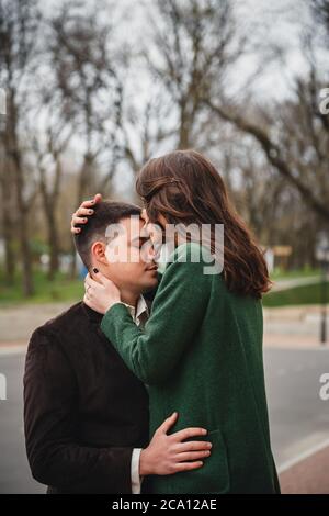 Primo piano di felice romantica attraente giovane coppia abbracciando la strada Foto Stock