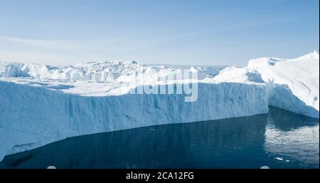 Concetto di riscaldamento globale e cambiamento climatico. Iceberg dal ghiacciaio di fusione in icefjord - Icefjord in Ilulissat, Groenlandia. Drone aereo foto di artico Foto Stock