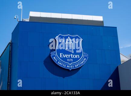 Cresta di club nello stand principale dell'Everton Football Club a Liverpool maggio 2020 Foto Stock