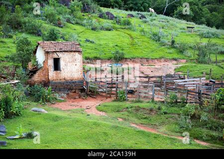Costruzione abbandonata in zona rurale sulla campagna del Brasile Foto Stock