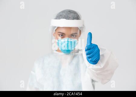 Covid-19, malattia del coronavirus, concetto degli operatori sanitari. Serio-sguardo sicuro medico femminile asiatico, medico in dispositivi di protezione personale Foto Stock