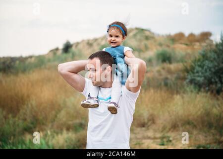 Incantevole bambina con diadema stare sdraiato sulla schiena e risate Foto  stock - Alamy