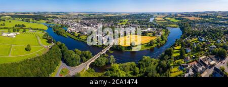 Vista panoramica aerea di Kelso e del fiume tweed, frontiere scozzesi, Scozia. Foto Stock