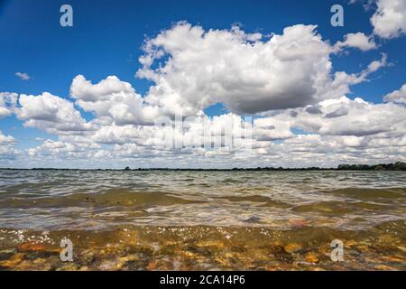 Onde dolci che lambano la riva del mare Foto Stock