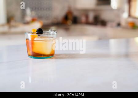 Cocktail vecchio stile in una moderna cucina in marmo 01 Foto Stock