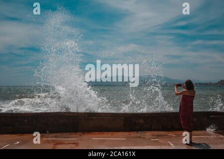 Malaga, Spagna. 3 agosto 2020. Nella Carmen Spa, gli onlooker vengono a scattare foto accanto al muro di mare frangiflutti. Credit: Lorenzo Carnero/ZUMA Wire/Alamy Live News Foto Stock