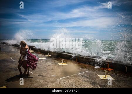 Malaga, Spagna. 3 agosto 2020. Nella Carmen Spa, gli onlooker vengono a scattare foto accanto al muro di mare frangiflutti. Credit: Lorenzo Carnero/ZUMA Wire/Alamy Live News Foto Stock