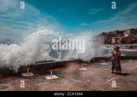 Malaga, Spagna. 3 agosto 2020. Nella Carmen Spa, gli onlooker vengono a scattare foto accanto al muro di mare frangiflutti. Credit: Lorenzo Carnero/ZUMA Wire/Alamy Live News Foto Stock